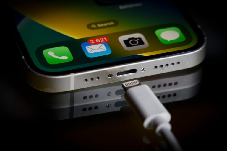Apple exec says future iPhones will comply with EU’s USB-C mandate • TechCrunch